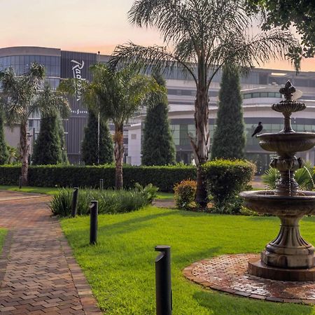 Radisson Hotel And Convention Centre Or Tambo Airport Johannesburg Bagian luar foto